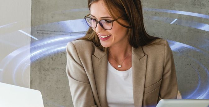 Frau mit Brille arbeitet entspannt am Laptop