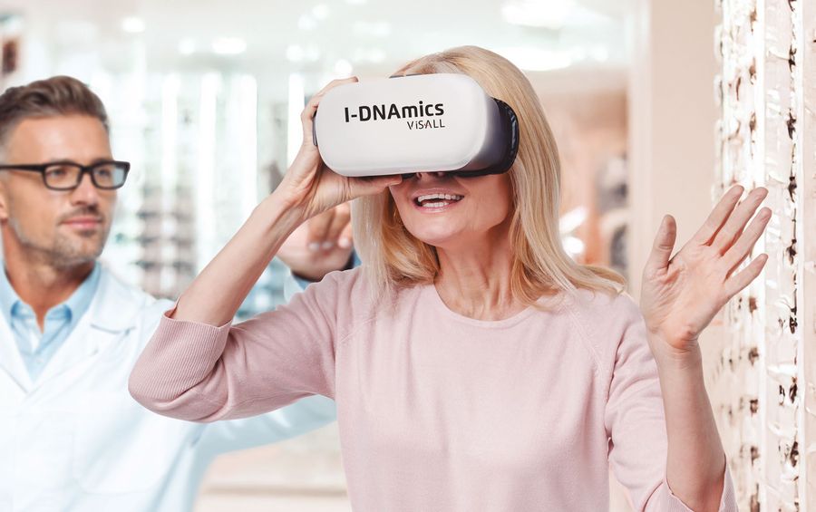 Kundin mit VR-Brille bei der PRO I-DNAmics Sehanalyse