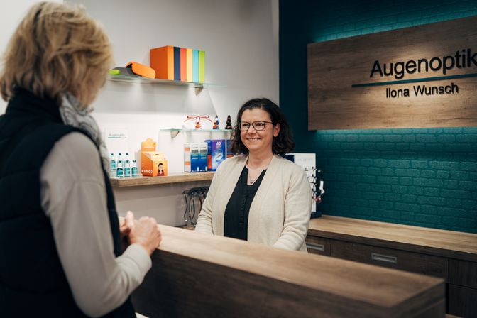 Ilona Wunsch begrüßt eine Kundin am Empfang des Geschäfts